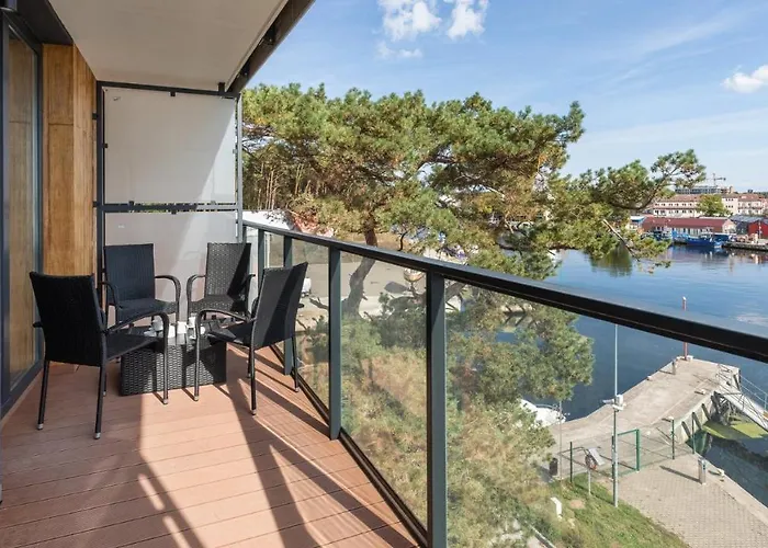 Lighthouse, Sun & Snow Mrzezyno