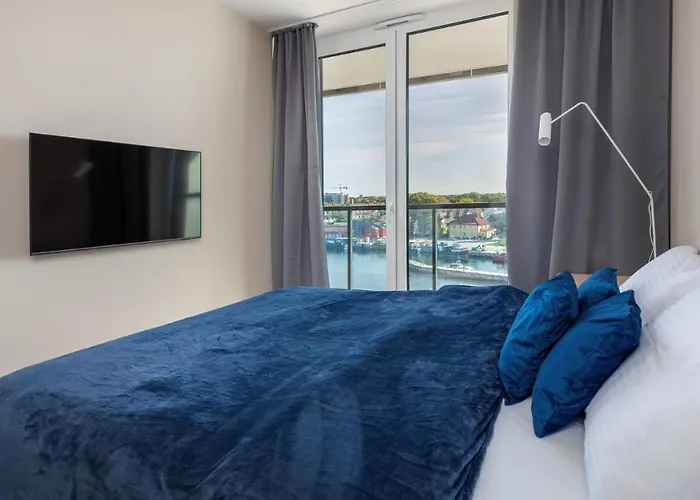 Lighthouse, Sun & Snow Mrzezyno